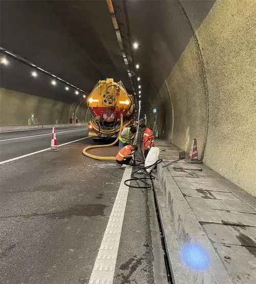 丽江隧道排水渠清淤